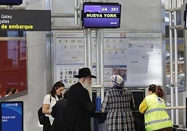 Passengers check in for the first United Airlines flight to New York from Malaga.