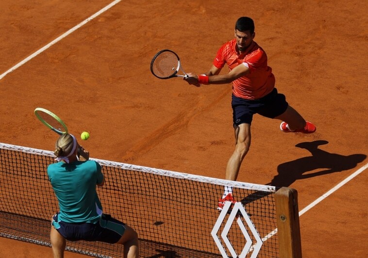 Davidovich (left) during his third-round tie with Djokovic today.