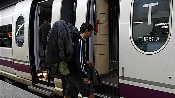 Registration now open for discounts of up to 90% for young people in Spain travelling by bus, train and Interrail this summer