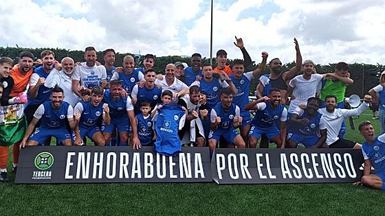 El Palo celebrate promotion after convincing play-off win