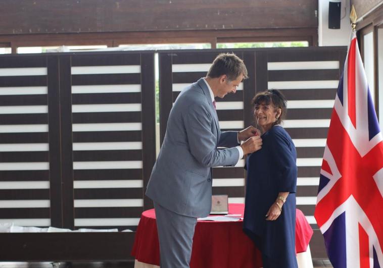 Anne Hernández receives her MBE from British Ambassador