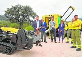 Regional minister Antonio Sanz next to the robot that is part of this season's Infoca Plan