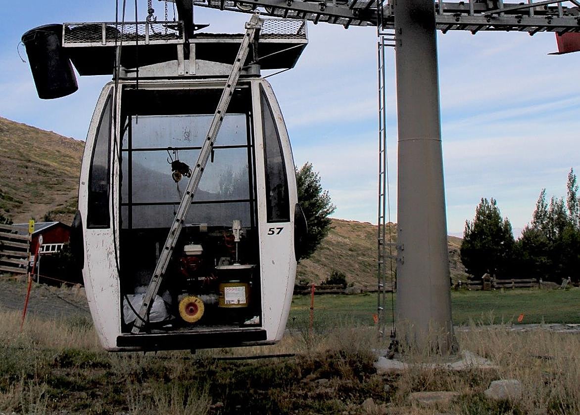 Work gets under way on the Al Ándalus gondola lift at the Sierra Nevada ski resort.