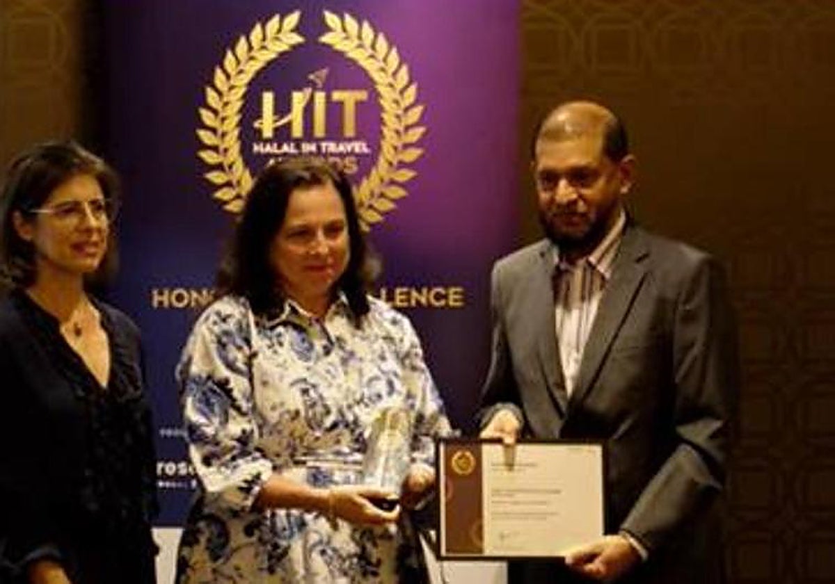 The Spanish Ambassador to Singapore collected the HIT award.