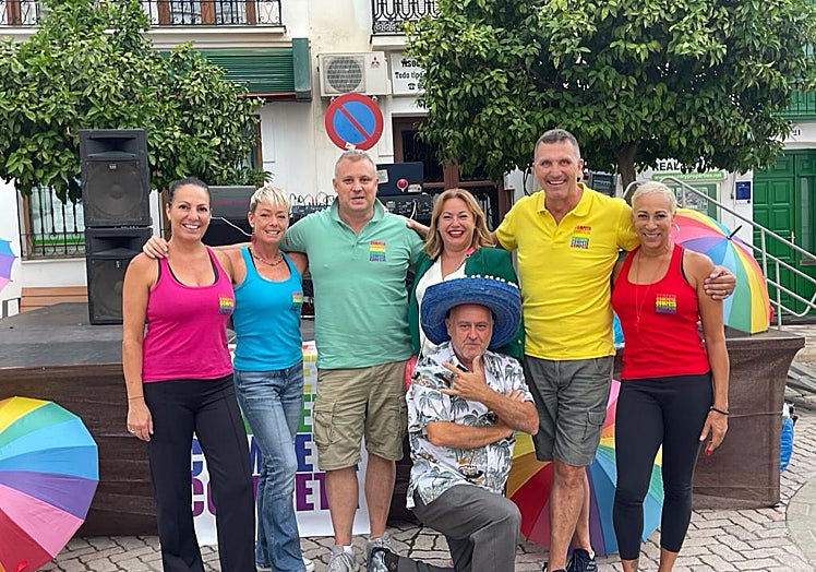 Imagen principal - A board group with the mayor of Cómpeta and DJ Worzel, at the Ibizan white themed dinner, finishing the High Heel Shoe race.