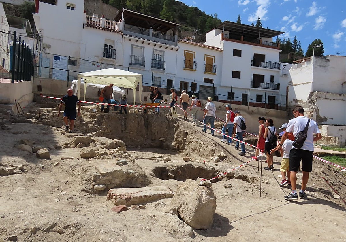 The tour focused on the excavation site at Plaza de la Constitución.