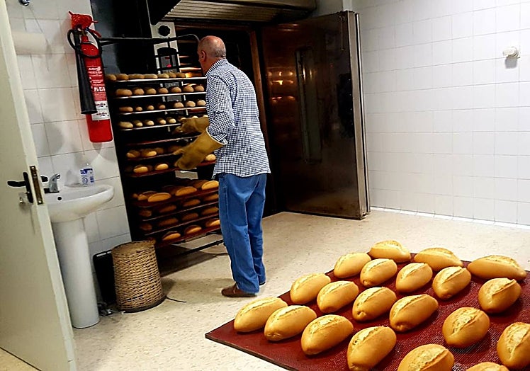 Paco López at work in the bakery.