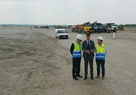Capture of the video showing two Chinese engineers supervising the work on the Belgrade Expo.