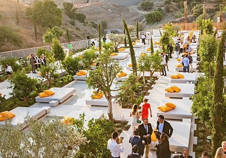 Imagen principal - Hilton on the Costa, Foster's burger, Tales of the Alhambra.