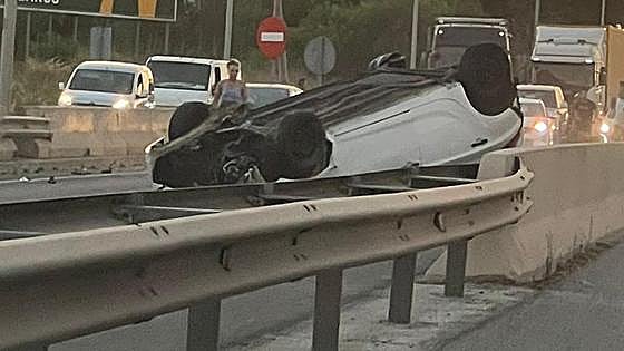 Overturned car causes traffic tailbacks in both directions of A-7 near Estepona
