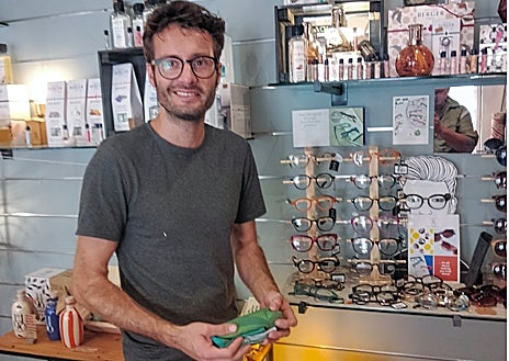 Imagen secundaria 1 - Julien with customers and goods in the shop.