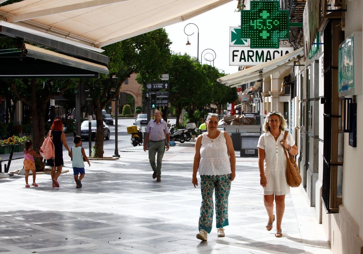 People walk under a street thermometer showing 45.5C in Antequera yesterday.