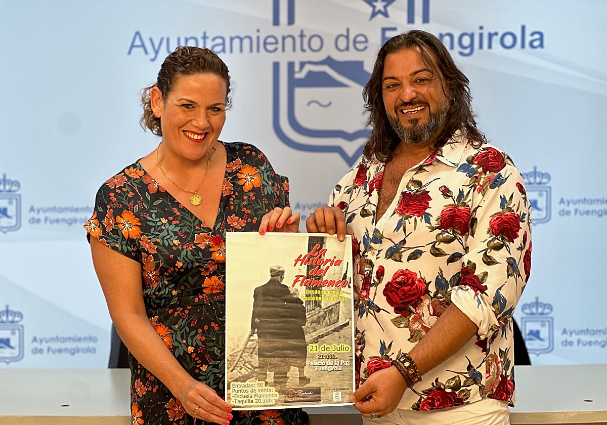 The councillor and Juan Antonio Pérez announce the show.