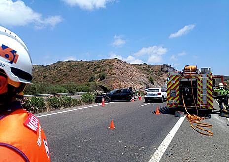 Imagen secundaria 1 - Two dead and long tailbacks on AP-7 as lorry plunges down embankment after colliding with two cars