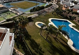 Image of a community swimming pool in Nerja.