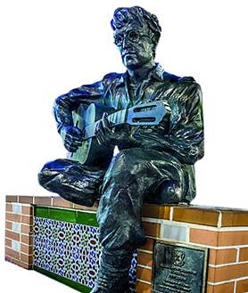 Imagen secundaria 2 - From top: The room devoted to Lennon in the Casa del Cine, Finca de Santa Isabel, now the Casa del Cine and the John Lennon statue in the city