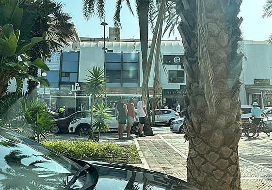 Panic in Puerto Banús after several shots are fired in popular restaurant