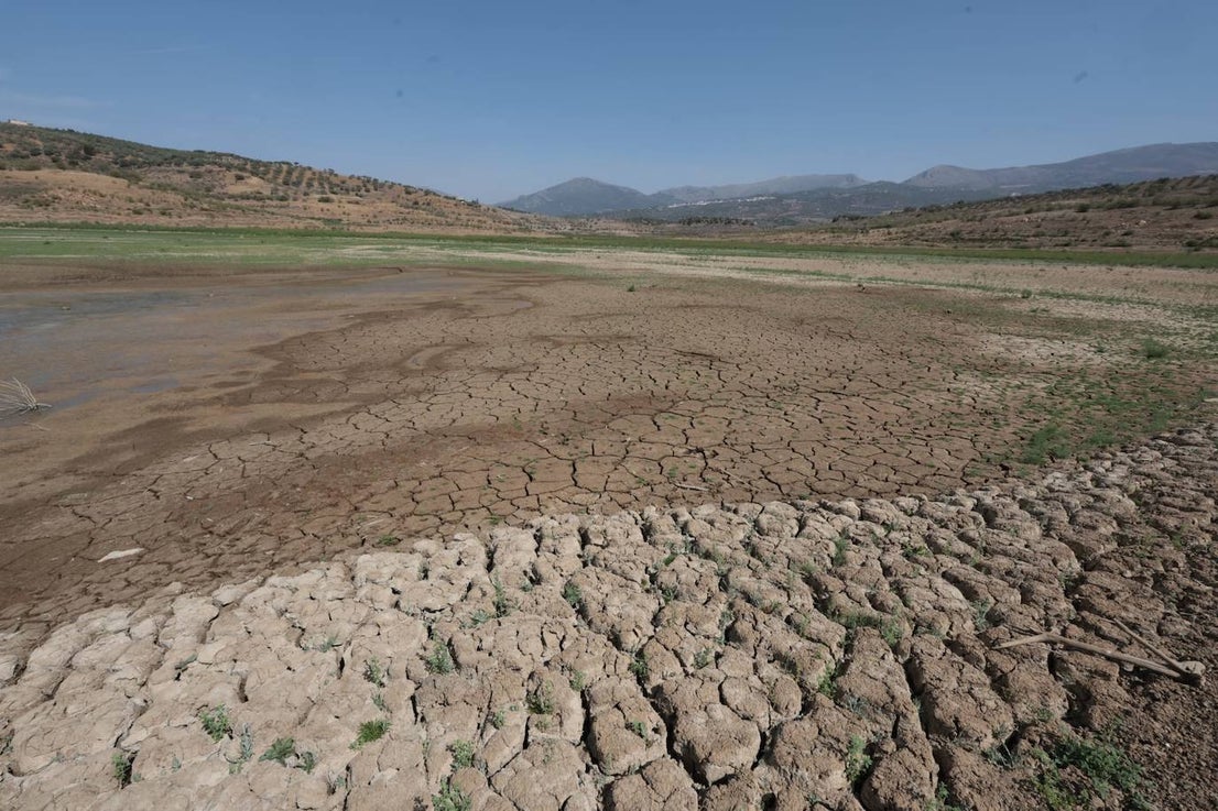 The critical state of Malaga's La Viñuela reservoir, in pictures