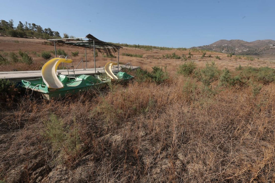 The critical state of Malaga's La Viñuela reservoir, in pictures
