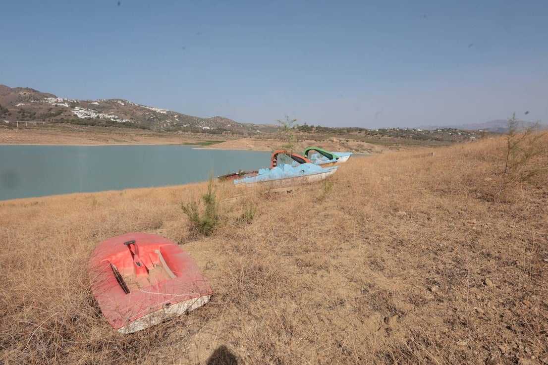The critical state of Malaga's La Viñuela reservoir, in pictures