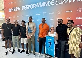 Ana Mula welcomes NBA stars.