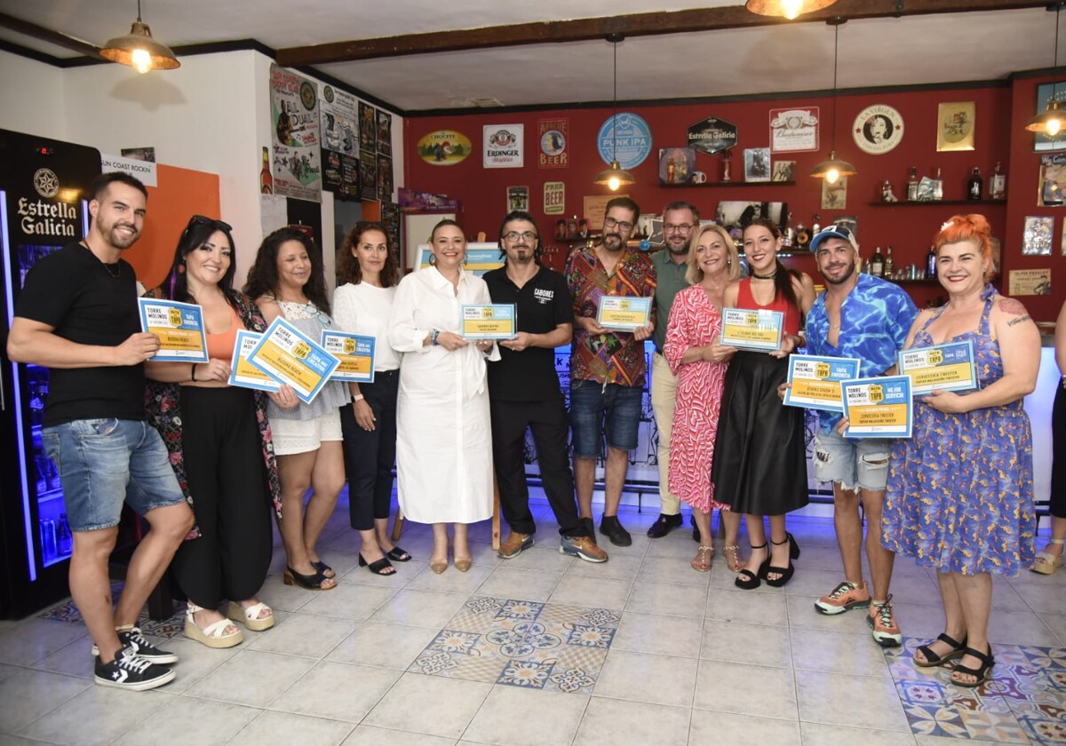The Mayor of Torremolinos (5l) with the winners of the tapas route initiative.
