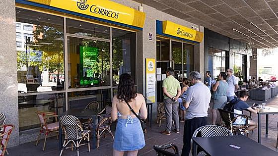Postal voting queues form ahead of Spain's 'summer holiday' election
