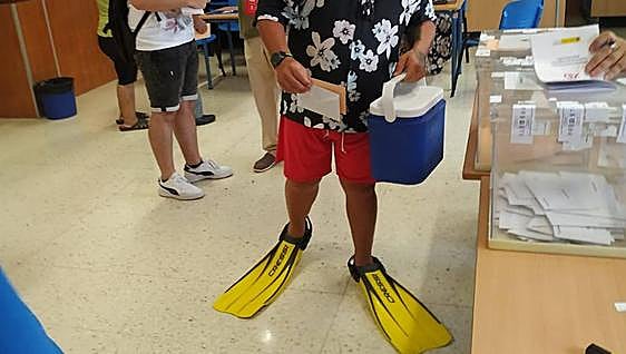 This is why a Malaga man voted at a polling station wearing a snorkel and scuba diving flippers