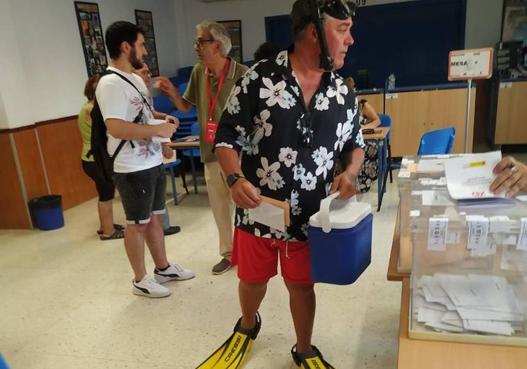 This is why a Malaga man voted at a polling station wearing a snorkel and scuba diving flippers