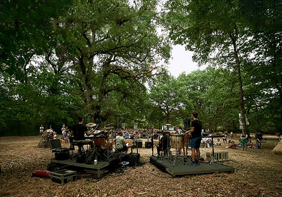 Suakai will present an adapted version of its show, Reflections.