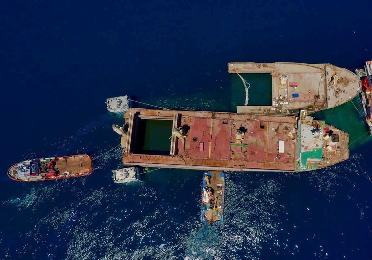 Image taken during the refloating operation.