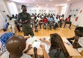 ACEB president Rosa González explains the keys to writing a good CV to the Senegalese community.