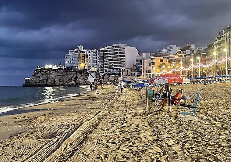 Coveted first line beach spots are being claimed from 6am on Levante beach in the famous resort.