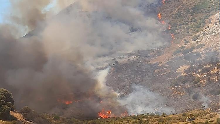 Plan Infoca aircraft and ground crews bring wildfire in Antequera under control