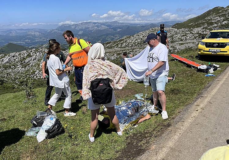 Imagen principal - Tourist coach carrying 49 people involved in serious accident in north of Spain