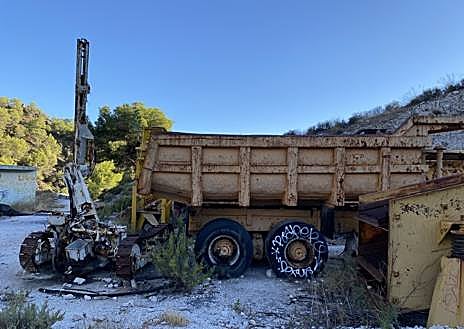 Imagen secundaria 1 - Vehicles and machinery dumped in the Sierras Tejeda, Almijara y Alhama mountains