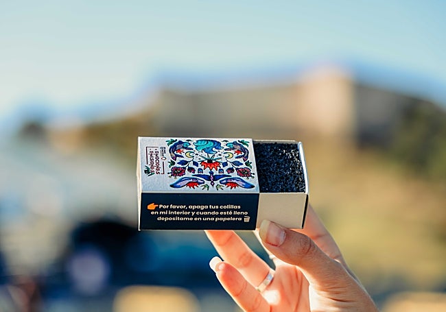 Marenostrum hands out boxes in which to dispose of cigarette butts and stop them being dropped on the grass.