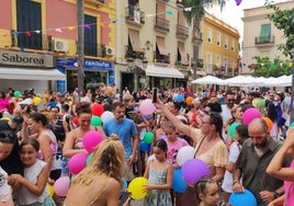 People prepare to release balloons at the start of the 2022 fair