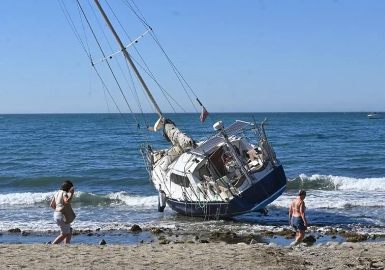 Owner of a boat stranded on Costa del Sol beach has three days to remove it