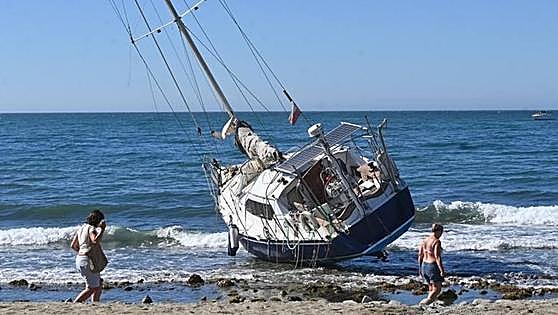 Owner of a boat stranded on Costa del Sol beach has three days to remove it