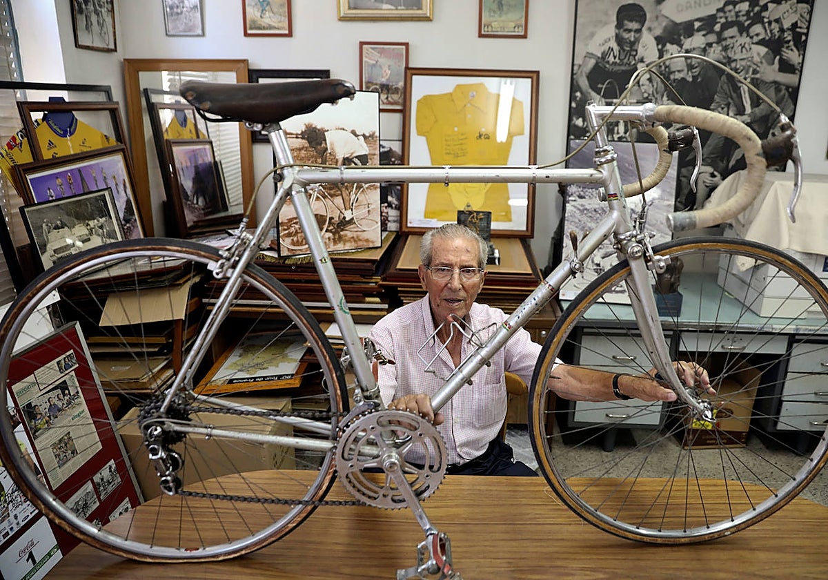 Bahamontes with the bicycle on which he won the Tour de France in 1959.