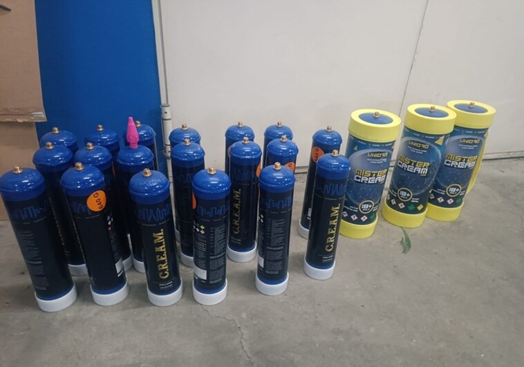 More than twenty bottles of 'laughing gas' seized from a group of youths in Mijas