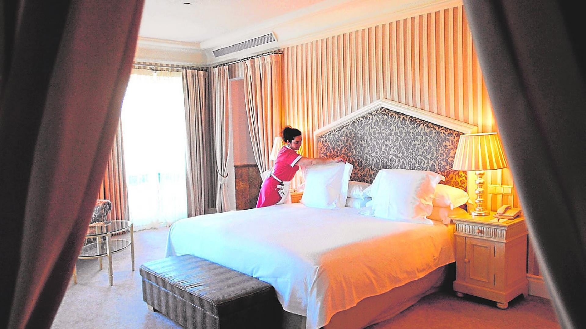 What do tourists steal most from hotel rooms? Sur in English