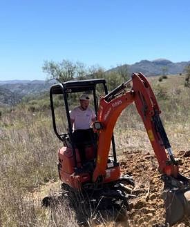 Imagen secundaria 2 - Top, Bodegas Bentomíz in Sayalonga; bottom a water tank system and digging a hole to install one.
