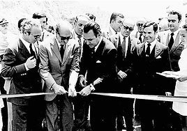 Opening of Las Pedrizas road. In the background, on the right, the current mayor of Malaga, Francisco de la Torre.