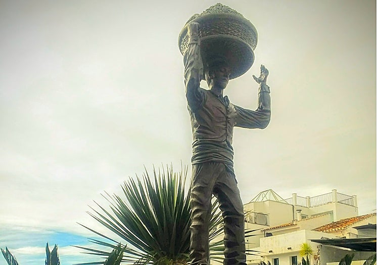 Imagen principal - Monuments and Cómpeta and 'arriera' cod salad.