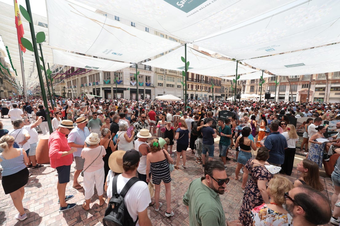 Tuesday's best images of Malaga's spectacular summer fair
