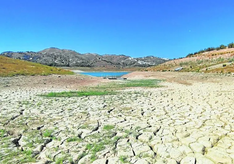 How much water do the reservoirs in Andalucía currently hold?