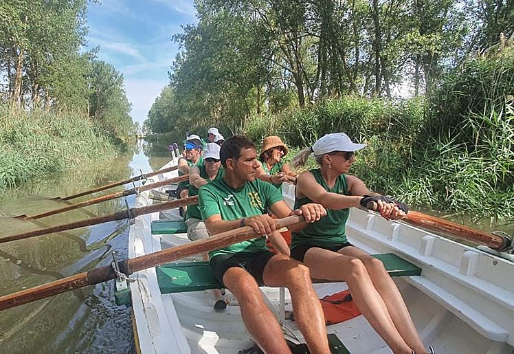 Imagen principal - Spreading the word about Malaga's traditional rowing boats around the world