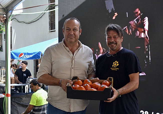 Paco García with the president of the Huellas Terapéuticas foundation, Antonio Solano.